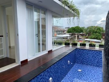 RUMAH MEWAH DENGAN KOLAM RENANG DEKAT BALAIKOTA JOGJA