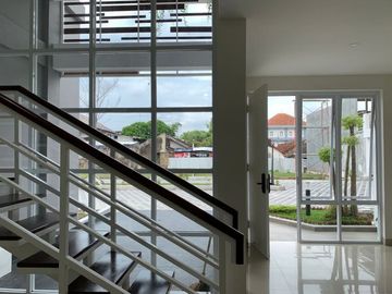 RUMAH MEWAH DENGAN KOLAM RENANG DEKAT BALAIKOTA JOGJA