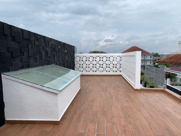 RUMAH MEWAH DENGAN KOLAM RENANG DEKAT BALAIKOTA JOGJA