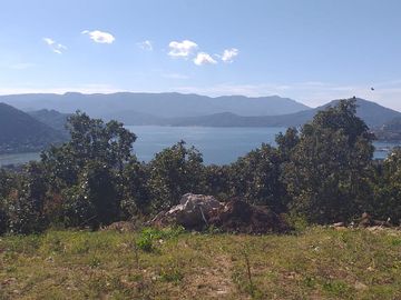 TERRENO CON VISTA AL LAGO
