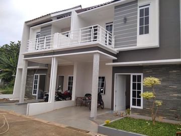 rumah mewah dengan 2 lantai lokasi strategis