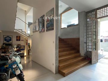 Rumah Posisi Hoek SemiFurnish Di Kayu Putih Pulomas Jakarta Timur