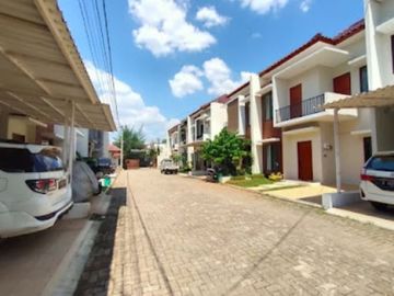 Rumah dalam Townhouse dekat lapangan terbang pondok cabe strategis