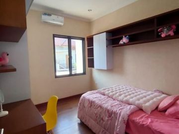 Rumah dalam Townhouse dekat lapangan terbang pondok cabe strategis