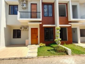 Rumah dalam Townhouse dekat lapangan terbang pondok cabe strategis