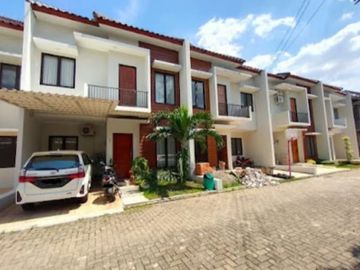 Rumah dalam Townhouse dekat lapangan terbang pondok cabe strategis