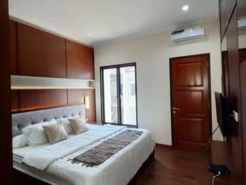 Rumah dalam Townhouse dekat lapangan terbang pondok cabe strategis