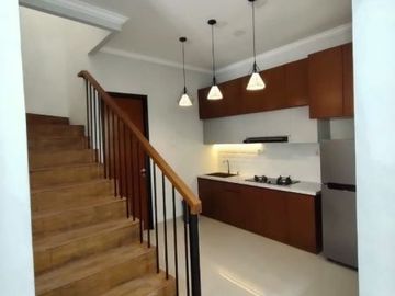 Rumah dalam Townhouse dekat lapangan terbang pondok cabe strategis