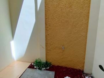 Rumah dalam Townhouse dekat lapangan terbang pondok cabe strategis