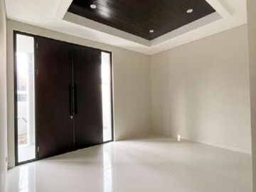 Rumah New dan minimalis di Manyar Tirtoyoso