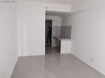 Apt. Bale Hinggil Hadap utara View pool Kosongan hanya ada AC