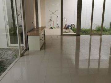 Di Jual Rumah Semi Furnished Daerah Pakuwon Trade Center *HL