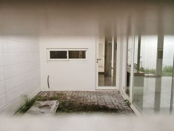 Di Jual Rumah Semi Furnished Daerah Pakuwon Trade Center *HL