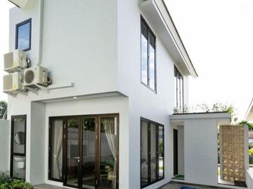Rumah modern dengan kolam renang pribadi dekat GWK