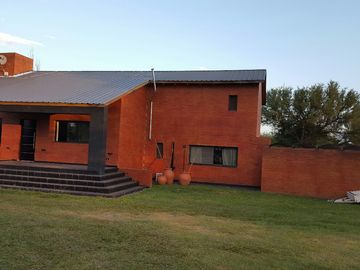 IMPORTANTE PROPIEDAD EN VENTA EN BARRIO PRIVADO CAUSANA