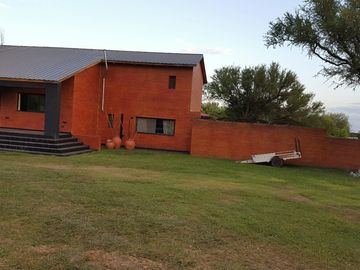 IMPORTANTE PROPIEDAD EN VENTA EN BARRIO PRIVADO CAUSANA