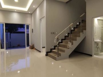 Rumah Sutorejo Utara BARU GRESS hadap selatan