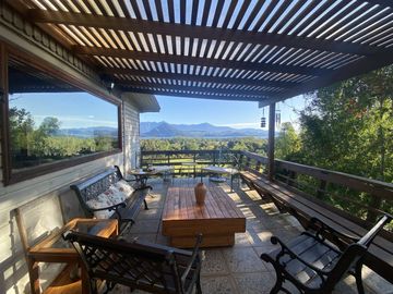 Terreno con borde rio y casa vista al lago