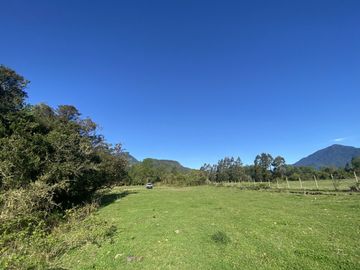 Terreno con borde rio y casa vista al lago