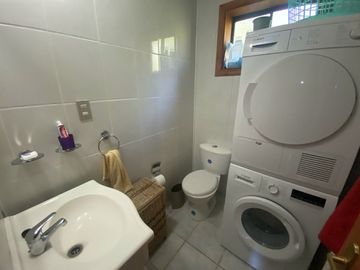 Terreno con borde rio y casa vista al lago