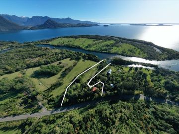 Terreno con borde rio y casa vista al lago
