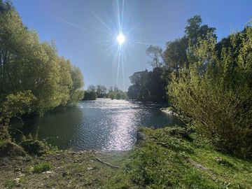 Terreno con borde rio y casa vista al lago