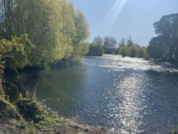 Terreno con borde rio y casa vista al lago