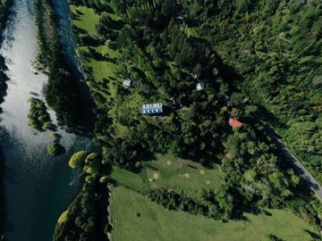Terreno con borde rio y casa vista al lago