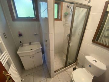 Terreno con borde rio y casa vista al lago