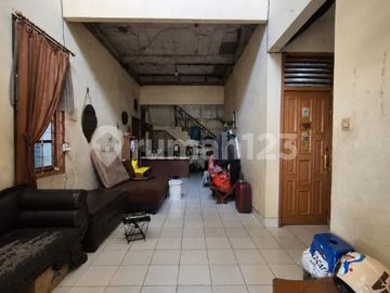 Rumah 2 Lantai Dalam Komplek di Cirendeu