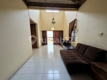 Rumah 2 Lantai Dalam Komplek di Cirendeu
