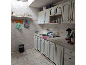SE VENDE CASA BIFAMILIAR EN SANTA ELENA UBICADA CERCA A LA ESMERALDA Y TERMINAL