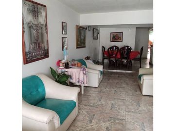 SE VENDE CASA BIFAMILIAR EN SANTA ELENA UBICADA CERCA A LA ESMERALDA Y TERMINAL