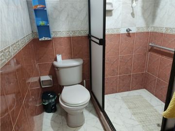 SE VENDE CASA BIFAMILIAR EN SANTA ELENA UBICADA CERCA A LA ESMERALDA Y TERMINAL