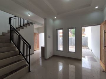 Rumah 2 lantai strategis free biaya ada bonus,dekat jalan