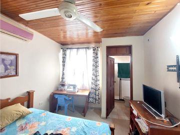 SE VENDE CASA DE DOS PISOS EN LA CASTELLANA EN MONTERA