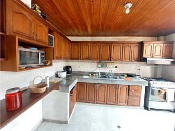 SE VENDE CASA DE DOS PISOS EN LA CASTELLANA EN MONTERA