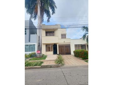SE VENDE CASA DE DOS PISOS EN LA CASTELLANA EN MONTERA