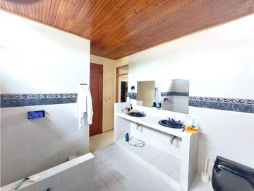 SE VENDE CASA DE DOS PISOS EN LA CASTELLANA EN MONTERA