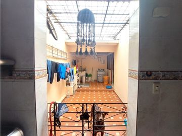 SE VENDE CASA DE DOS PISOS EN LA CASTELLANA EN MONTERA