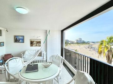 Edificio Sotavento: Salinas, frente al mar, amplio departamento en venta.