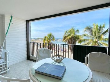 Edificio Sotavento: Salinas, frente al mar, amplio departamento en venta.