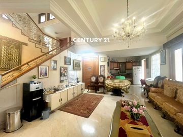 Rumah Mewah Semi Furnished Ada Swimming Pool Di Sektor 1 RN 18187