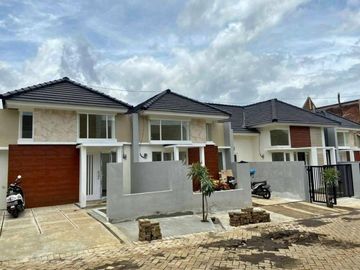 Rumah Modern dekat Kampus Brawijaya di Joyo Agung Malang