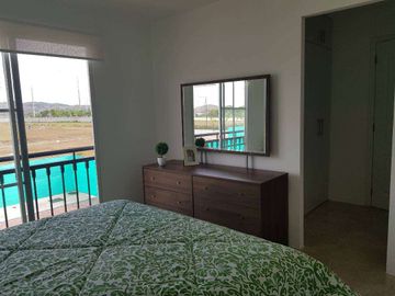 Venta de Casa en Urbanización Casa laguna, Av. León Febres Cordero, cerca del Riocentro el Dorado.