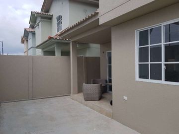 Venta de Casa en Urbanización Casa laguna, Av. León Febres Cordero, cerca del Riocentro el Dorado.