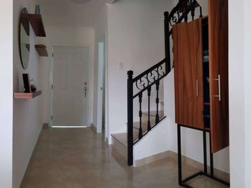 Venta de Casa en Urbanización Casa laguna, Av. León Febres Cordero, cerca del Riocentro el Dorado.