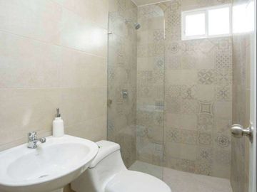 Venta de Casa en Urbanización Casa laguna, Av. León Febres Cordero, cerca del Riocentro el Dorado.