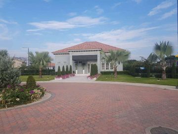 Venta de Casa en Urbanización Casa laguna, Av. León Febres Cordero, cerca del Riocentro el Dorado.