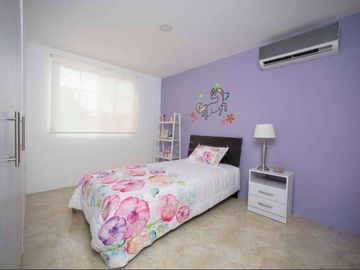 Venta de Casa en Urbanización Casa laguna, Av. León Febres Cordero, cerca del Riocentro el Dorado.